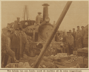 870783 Afbeelding van het wegvoeren van de locomotief van een rangerende trein die een ongeluk ter hoogte van de halte ...